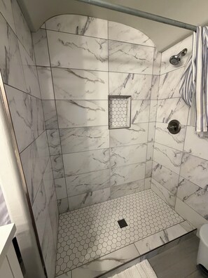 Dusche, Haartrockner, Handtücher, Seife