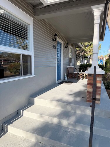Charming Mid-Century Modern 2 BR Steps to Dining, Coffee, Trails & YRMC Hospital