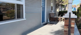 Charming Mid-Century Modern 2 BR Steps to Dining, Coffee, Trails & YRMC Hospital