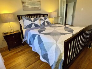 2 bedrooms, desk, iron/ironing board, free WiFi - Charming Mid-Century Modern 2 BR Steps to Dining, Coffee, Trails & YRMC Hospital (Prescott)