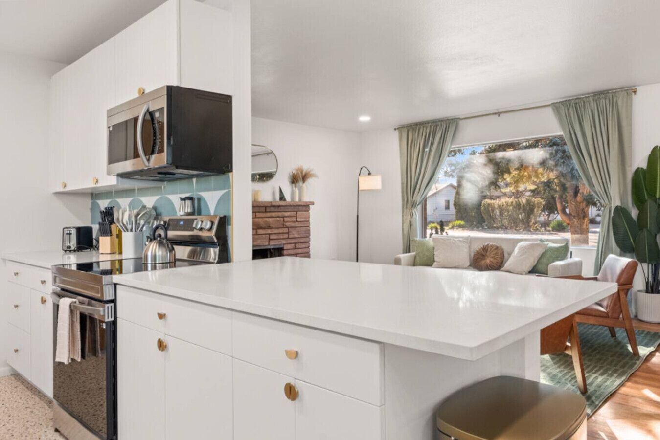 Jääkaappi, mikroaaltouuni, uuni, liesi