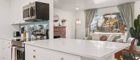 Jääkaappi, mikroaaltouuni, uuni, liesi