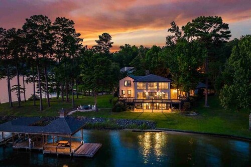 "Sunset Pointe" Exceptional Lake-front Home