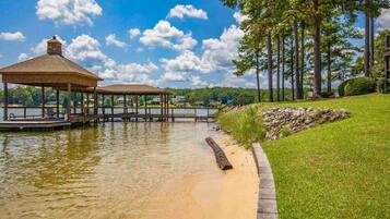 Chaises longues, serviettes de plage