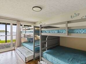 5 dormitorios, escritorio, tabla de planchar con plancha y cuna de viaje