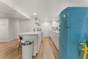 Frigorifero, microonde, forno, piano cottura