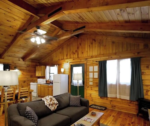 Cozy 1-bedroom cabin in gorgeous Hocking Hills. Private Couples getaway
