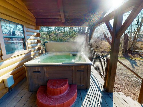 Heart of the Country Cabin , secluded , hot tub