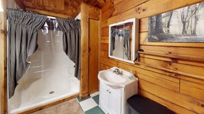 Shower, towels - Heart of the Country Cabin , secluded , hot tub (Rockbridge)