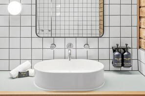Shower, hair dryer, towels, soap - Flinders Premium 3 Bedroom Townhouse (Flinders)