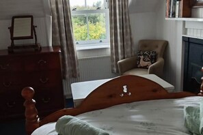 2 bedrooms, desk, iron/ironing board, WiFi