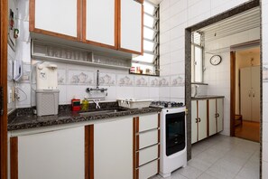 Fridge, microwave, cookware/dishes/utensils - Comfortable 3 BR | 10 min to the beach (Rio de Janeiro)