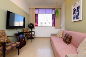 Living area - Comfortable 3 BR | 10 min to the beach (Rio de Janeiro)