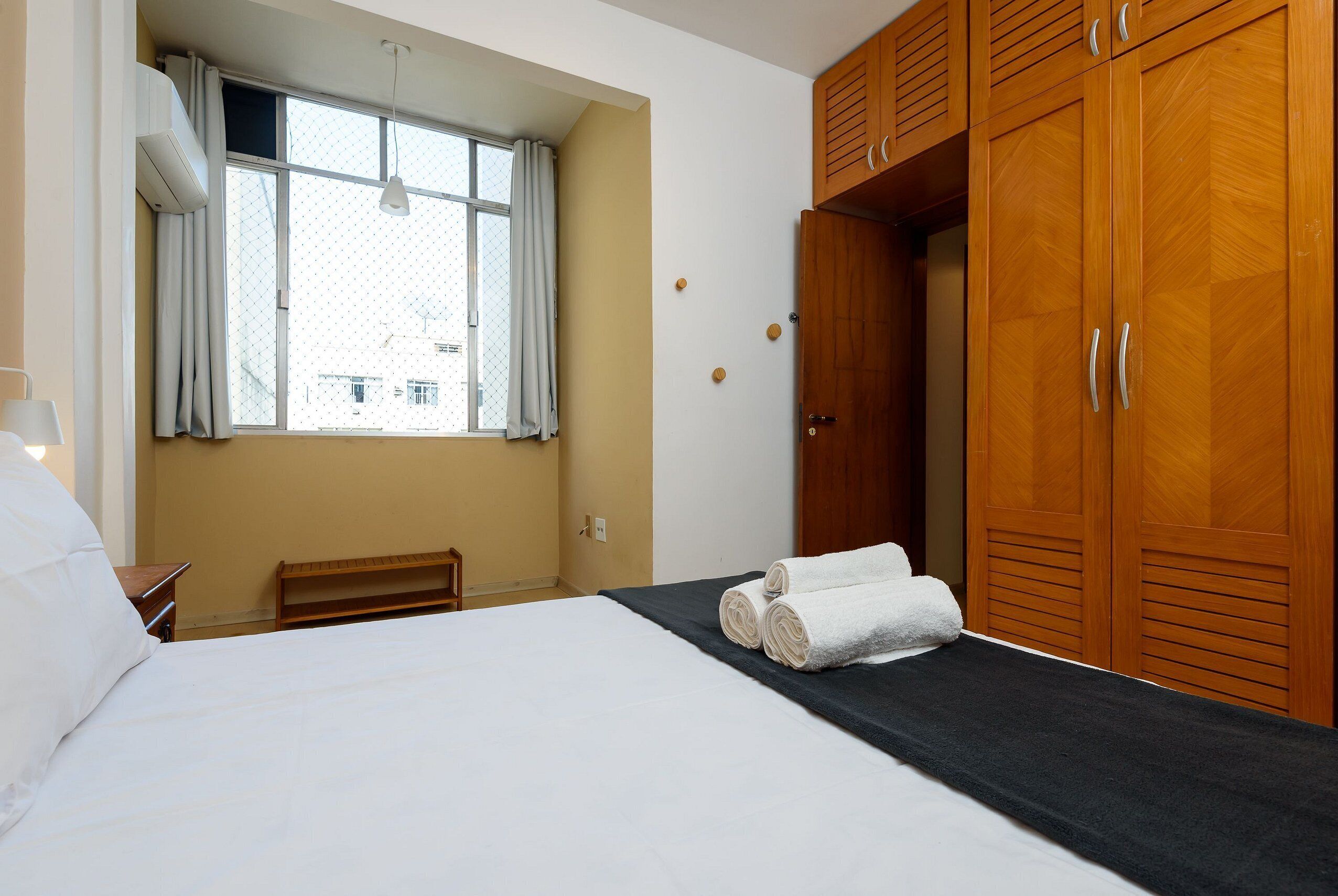 4 quartos, acesso à internet, roupa de cama