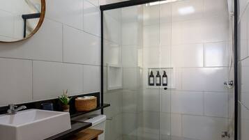 Secador de cabelo, toalhas de banho