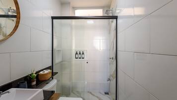 Een haardroger, handdoeken