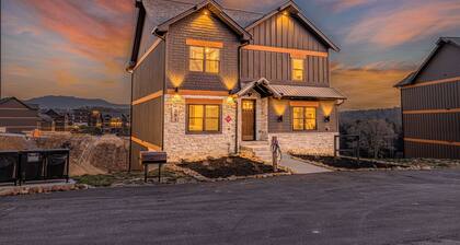Summer Getaway+Waterpark+Mountain Views+ Indoor Pool+Theater+Hot Tub+EV Charger