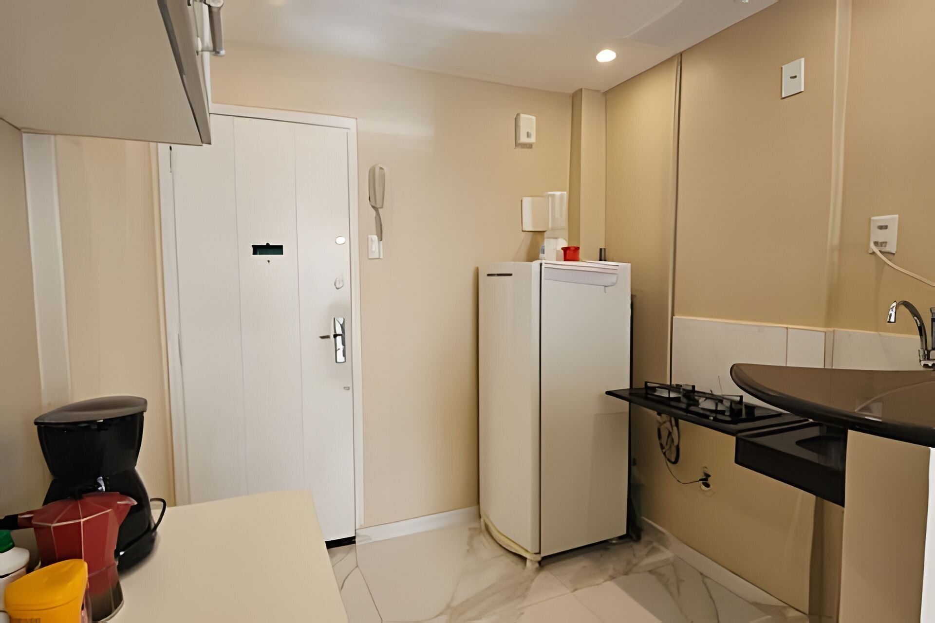 電子レンジ、コーヒー / ティーメーカー、調理器具と食器