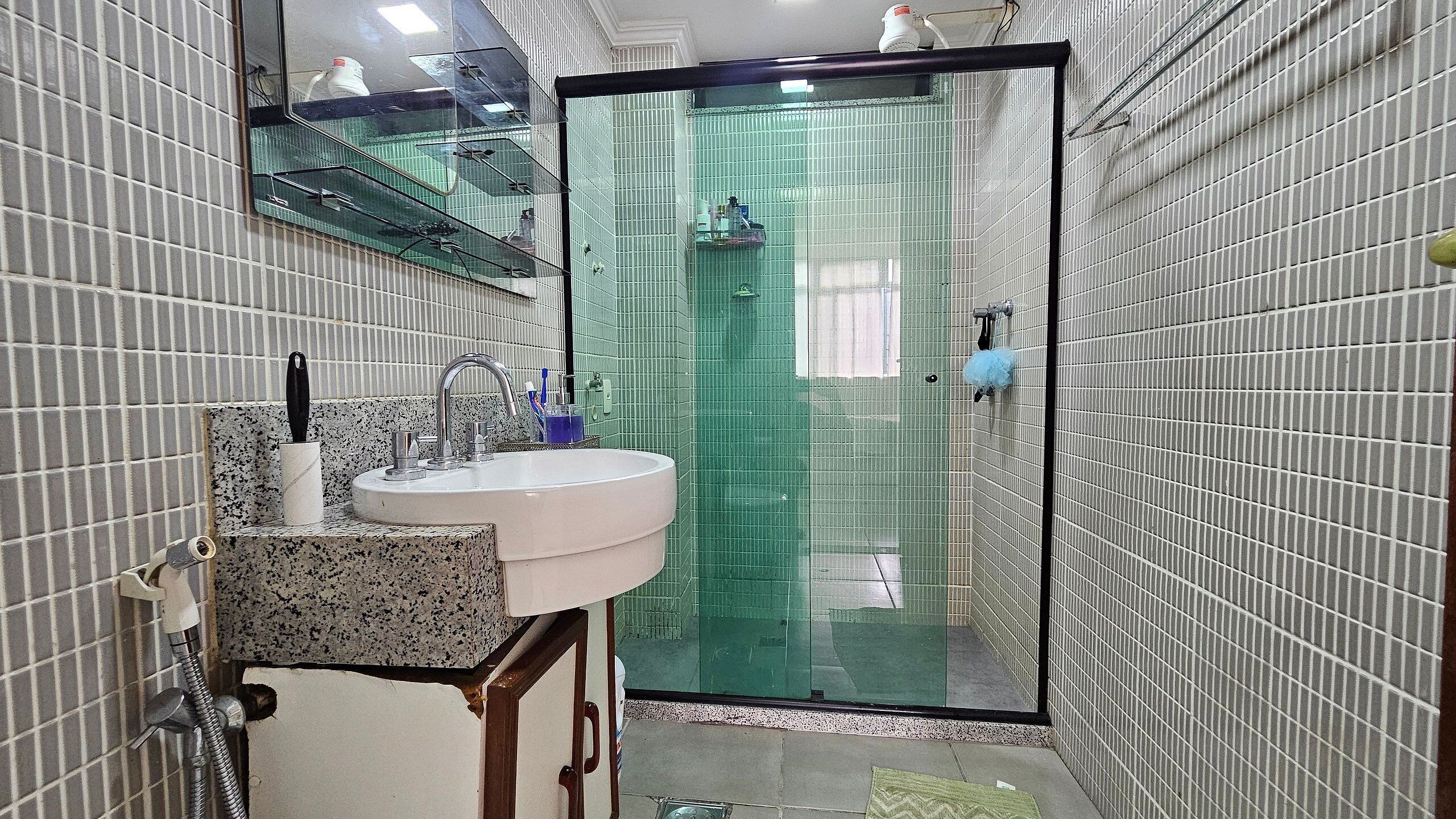 Een haardroger, handdoeken