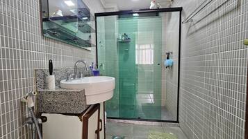 Een haardroger, handdoeken