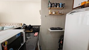 Jääkaappi, mikroaaltouuni, kahvin-/teenkeitin