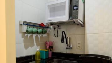 Een koelkast, een microgolfoven, een koffiezetapparaat/waterkoker