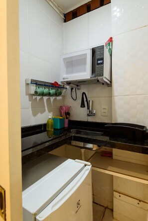 Fridge, microwave, coffee/tea maker, toaster - Studio Green w/ AC | 5 min to Copacabana Beach (Rio de Janeiro)