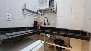 Kylskåp, mikrovågsugn, kaffe- och tebryggare och brödrost