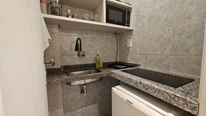 Fridge, microwave, coffee/tea maker, toaster - Blue Studio 5 minutes from Copacabana Beach (Rio de Janeiro)