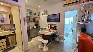 Réfrigérateur, micro-ondes, four, cafetiÚre/bouilloire