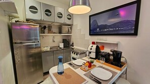 Réfrigérateur, micro-ondes, four, cafetière/bouilloire