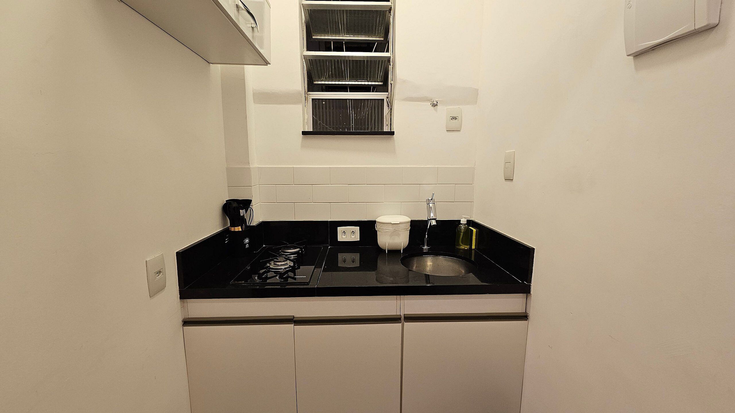 Geladeira, micro-ondas, cafeteira/chaleira