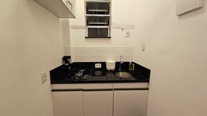 Geladeira, micro-ondas, cafeteira/chaleira