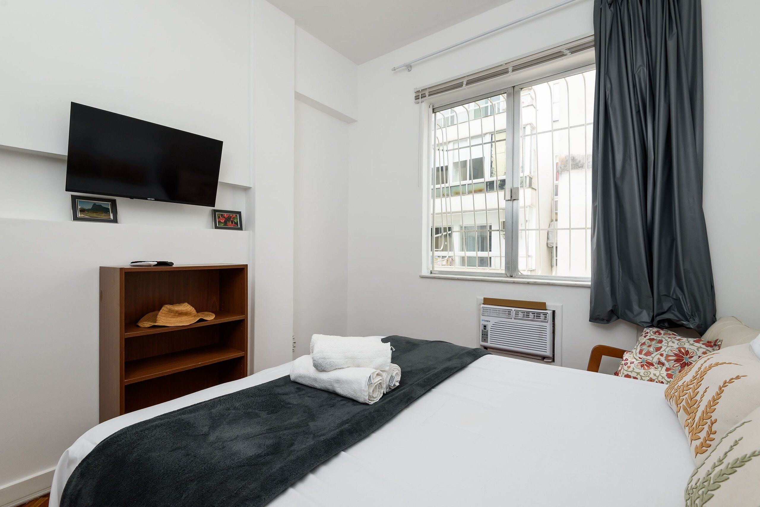 3 quartos, acesso à internet, roupa de cama