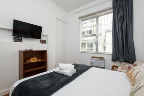 3 quartos, acesso à internet, roupa de cama