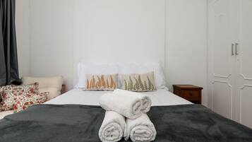 3 quartos, acesso à internet, roupa de cama
