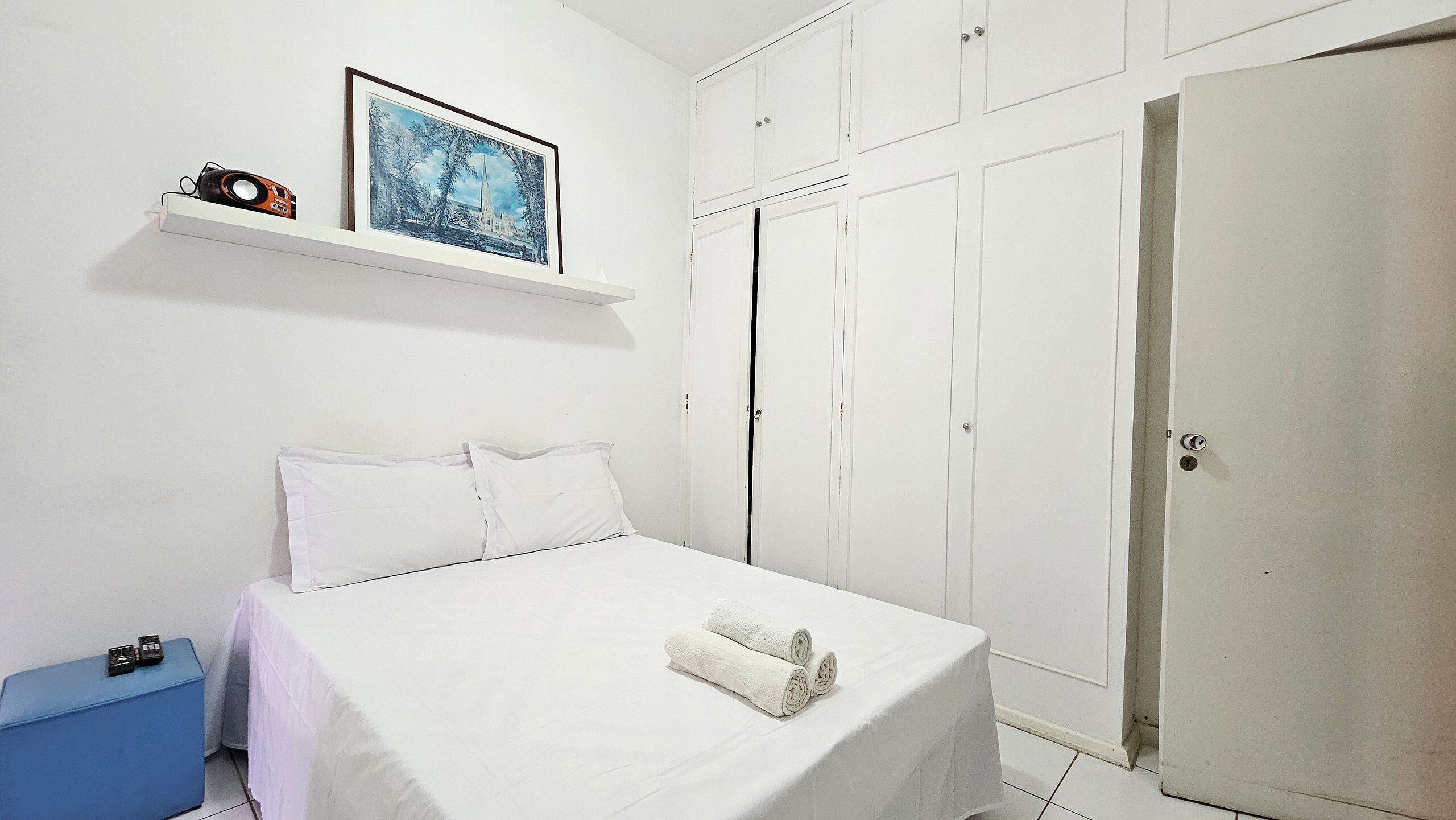 3 quartos, acesso à internet, roupa de cama