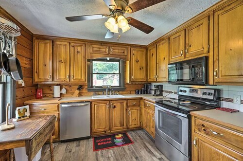 Peaceful 3BR 2.5BA Retreat Near The Marina With Pool And Outdoor Living