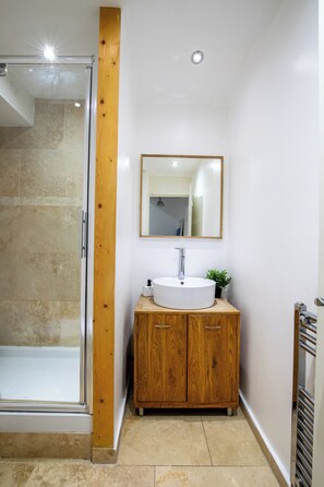 Hair dryer, towels, soap, toilet paper - 2 Bed Smart Stay in Five Ways (Birmingham)