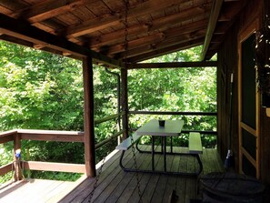 Outdoor dining - Old Man's Haven - Cabin 1 (Logan)