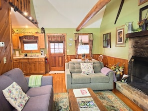 TV, fireplace, DVD player - Old Man's Haven - Cabin 1 (Logan)
