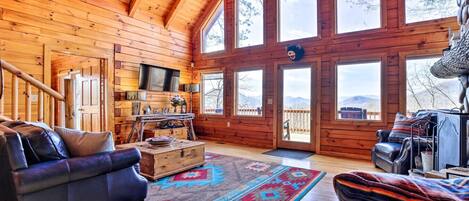 Televisión, chimenea, futbolito y libros