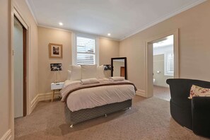 4 bedrooms, iron/ironing board, WiFi, bed sheets - Meltham on March - 4 Bed, CBD, Heritage Dream (Orange)