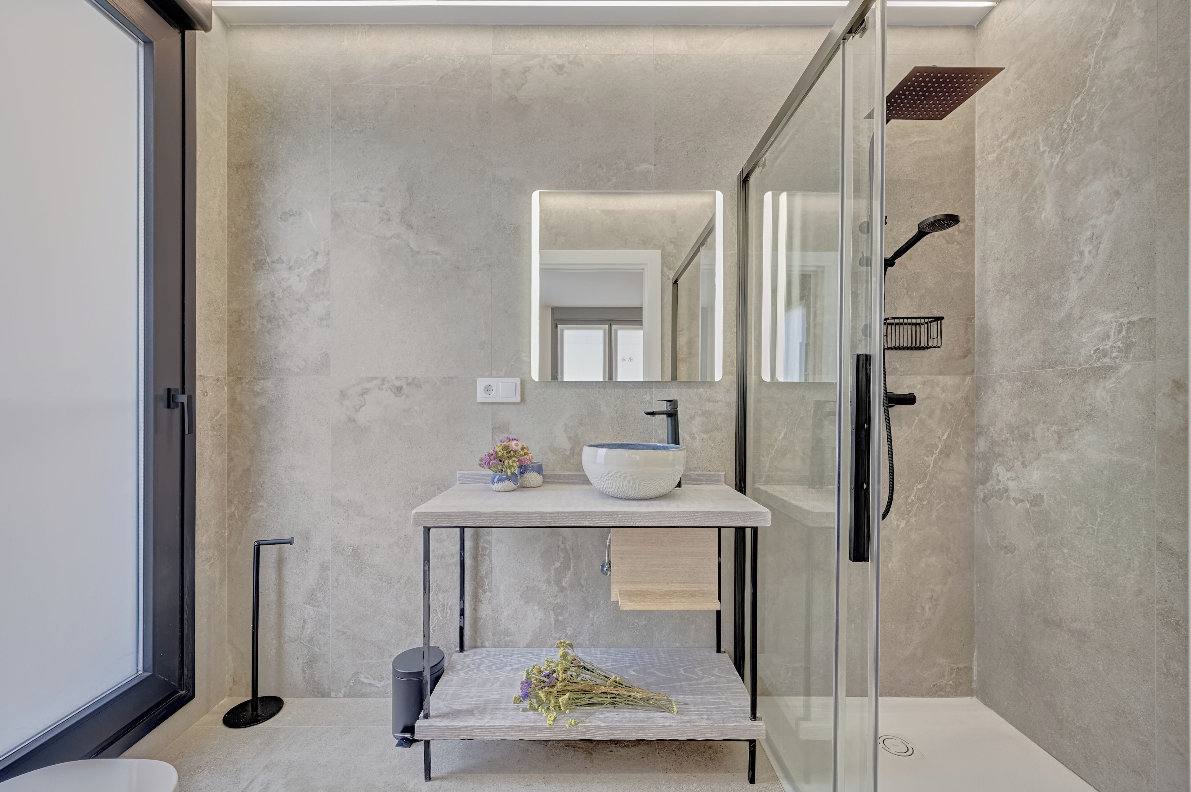 Douche, sèche-cheveux, bidet, serviettes fournies