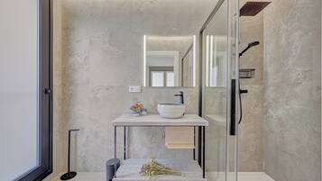 Douche, sĂšche-cheveux, bidet, serviettes fournies