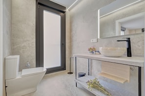 Douche, sèche-cheveux, bidet, serviettes fournies