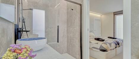 2 bedrooms, iron/ironing board, Internet, bed sheets