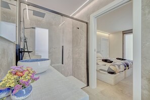 2 bedrooms, iron/ironing board, internet, bed sheets