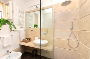 Douche, sèche-cheveux, bidet, serviettes fournies