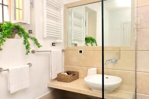 Shower, hair dryer, bidet, towels - Secret Patio Apartment in Monti • Steps from Colosseum • Il Patio al Colosseo (Roma)